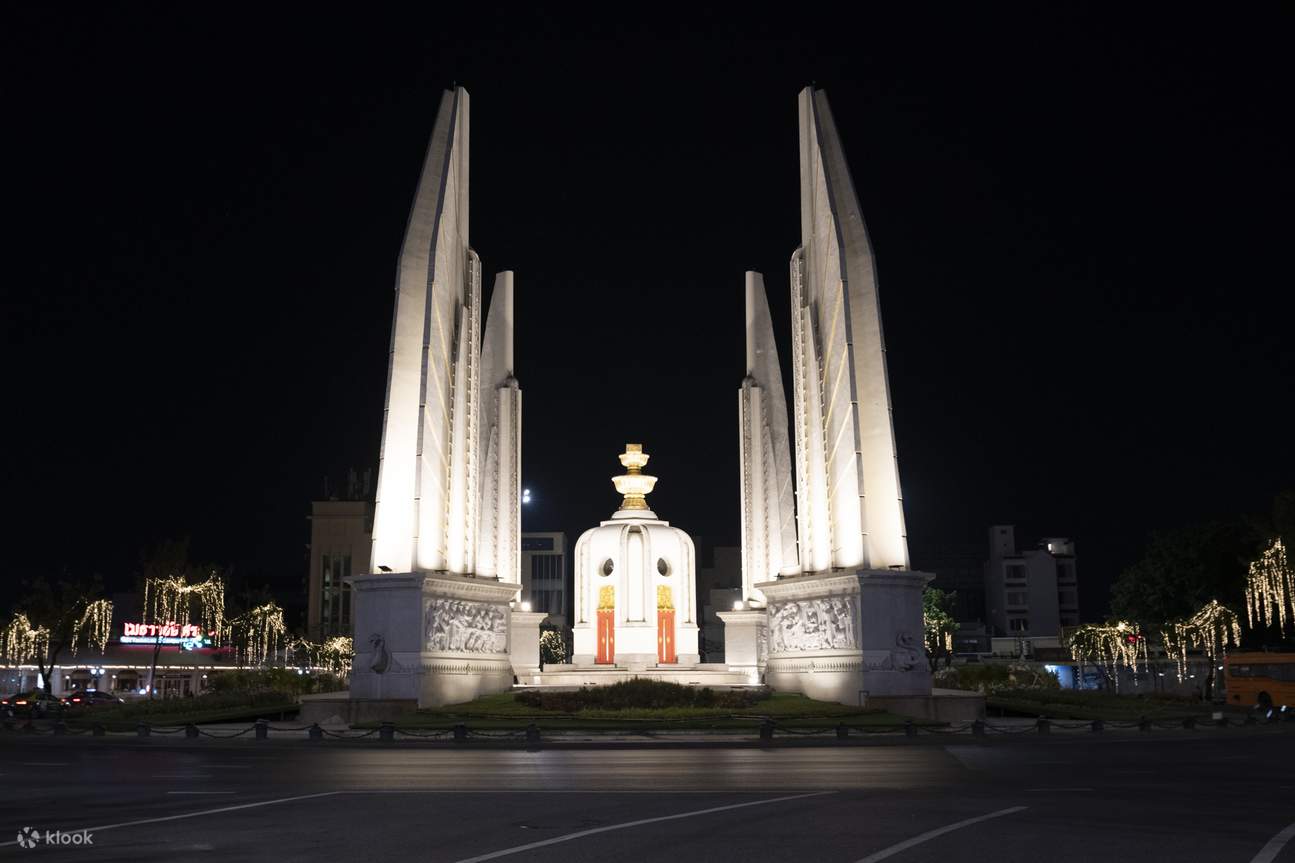 monumen demokrasi bangkok