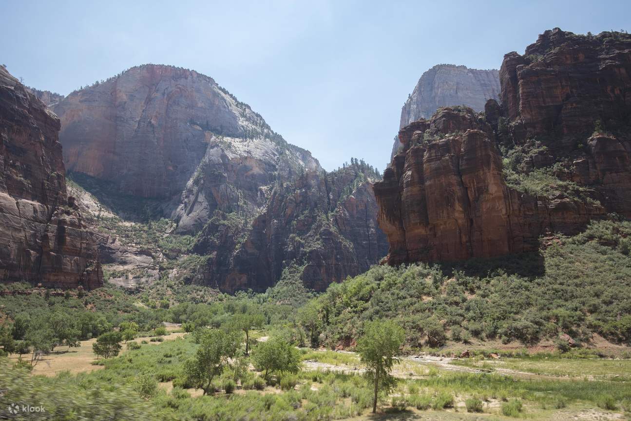 遠くからの山々の眺め