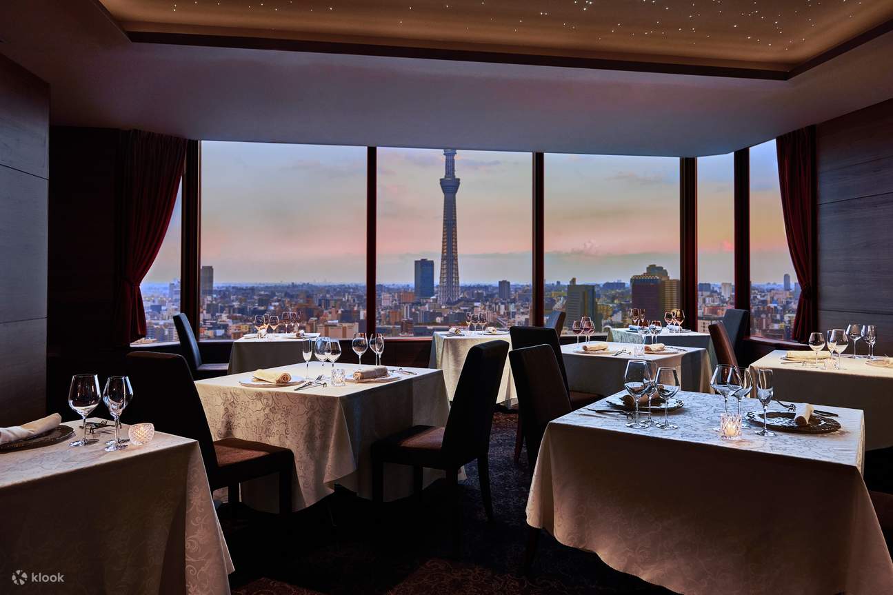 Vista interior del restaurante - atardecer