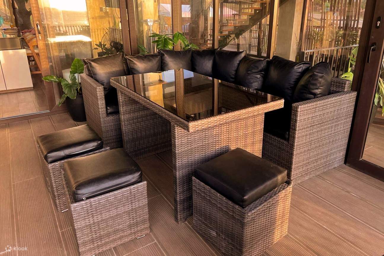 ชุดลานบ้านแสนสบายพร้อมเก้าอี้เบาะสีดำ เหมาะสำหรับการพักผ่อนกลางแจ้ง