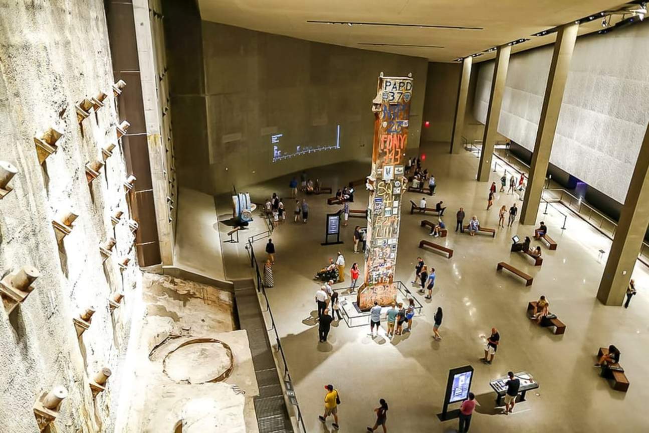 비극적인 날을 기록한 개인적인 이야기, 직접 보고 들은 이야기, 멀티미디어 전시물을 둘러보세요