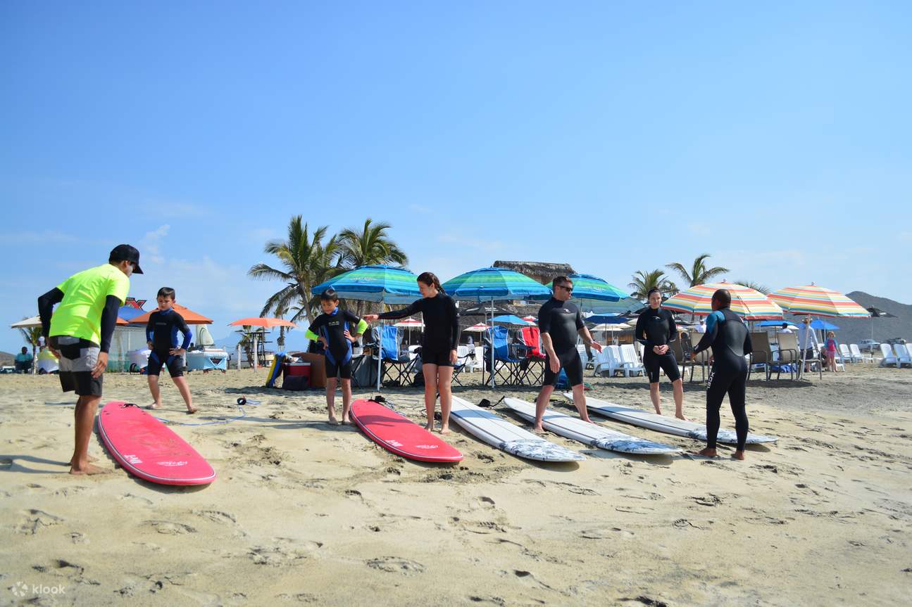 在世界聞名的賽里托斯海灘 (Cerritos Beach) 享受一整天的衝浪課程
