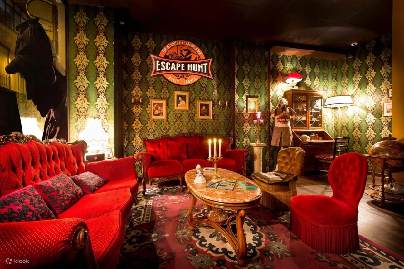 Escape Hunt Dubai 的大厅全是红色