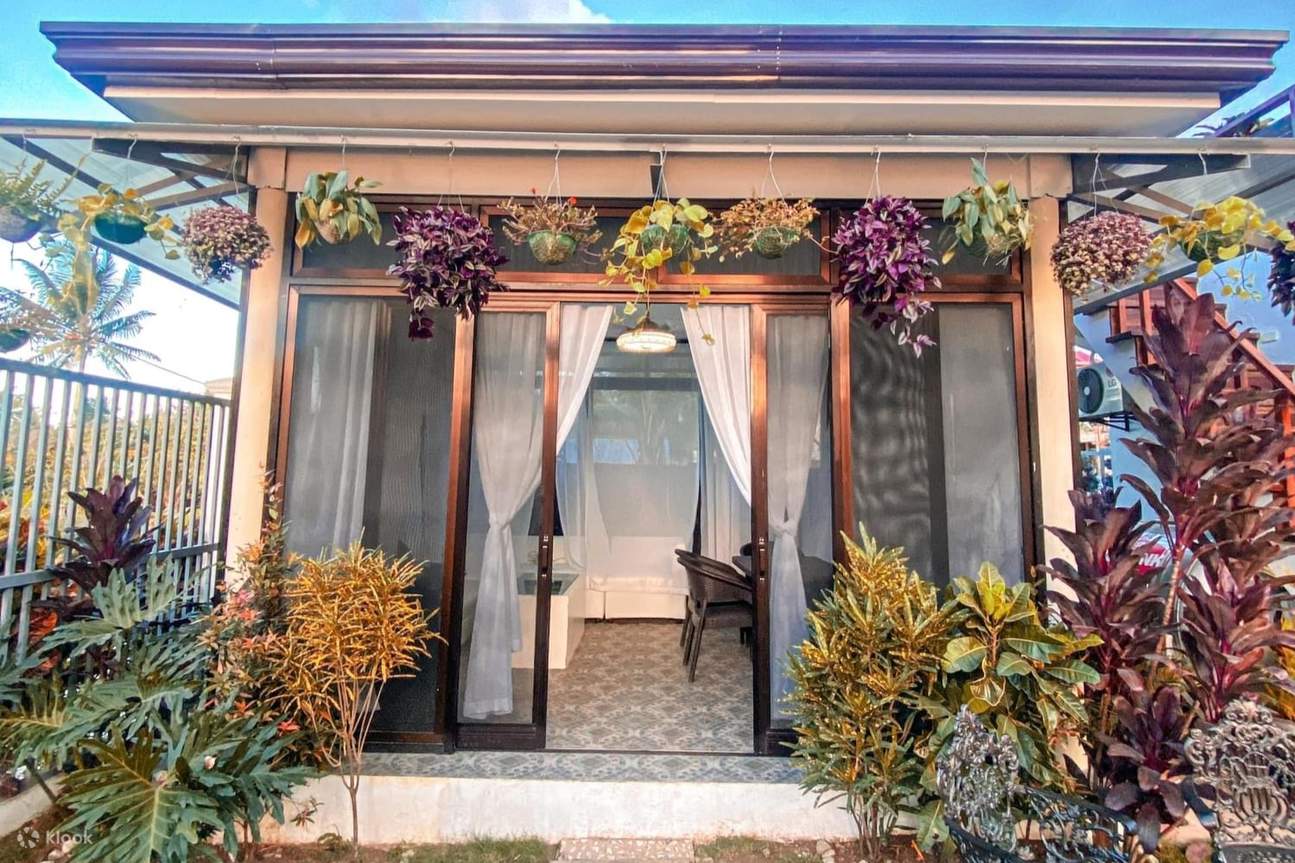 一个迷人的凉亭，装饰着充满活力的植物和鲜花