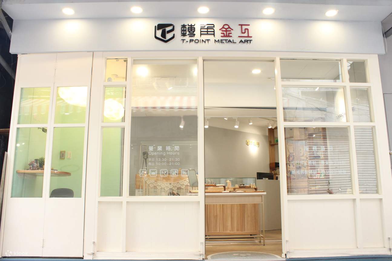 Kedai yang cerah dan luas