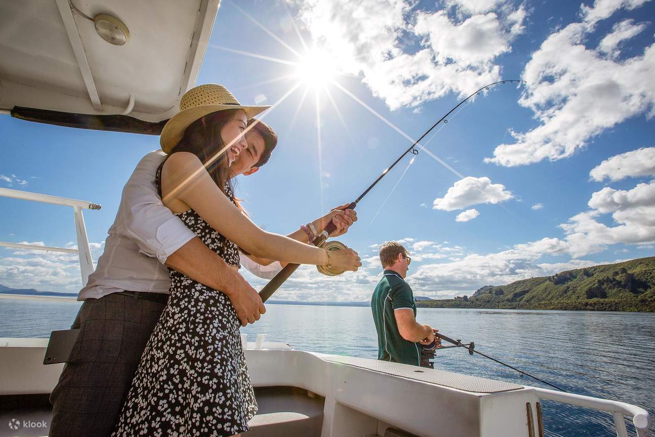 Disfrute de una demostración de pesca en el crucero de las 13:30 por el lago Taupo hacia los grabados maoríes.