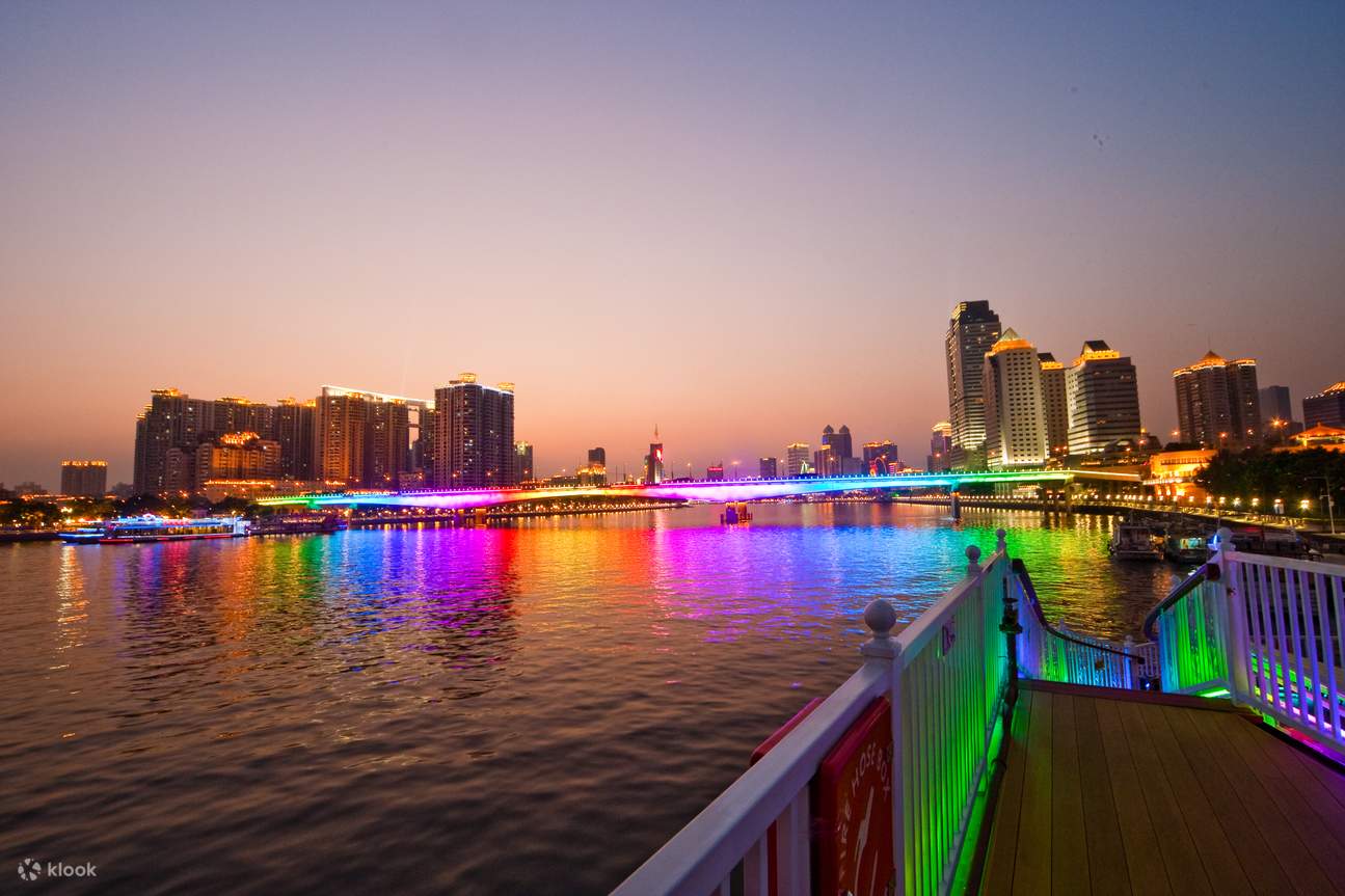 Du thuyền đêm trên sông Pearl ở Quảng Châu