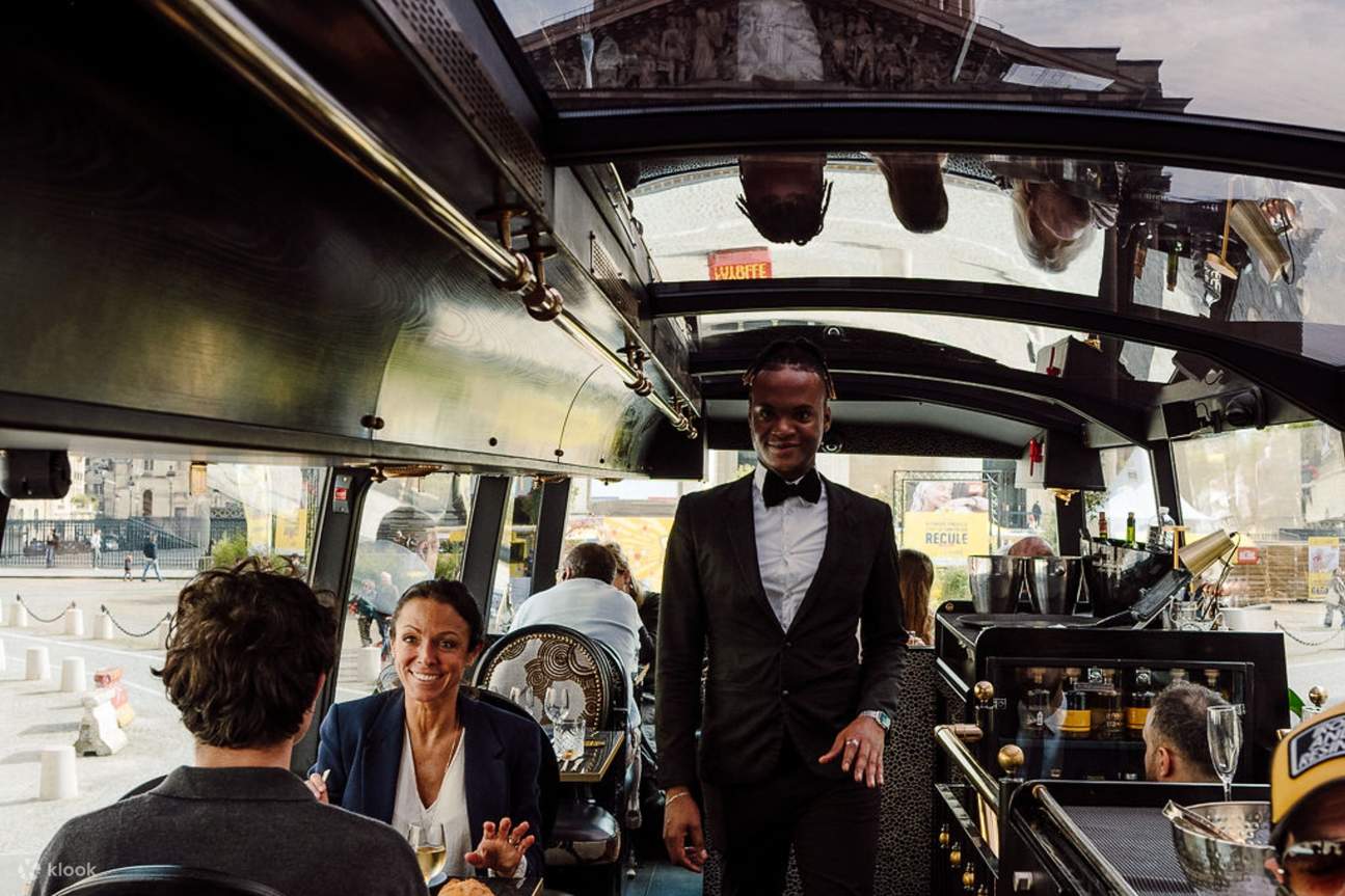 Laissez-vous surprendre par le cadre innovant d'un bus transformé en restaurant, offrant une façon véritablement unique de savourer votre repas