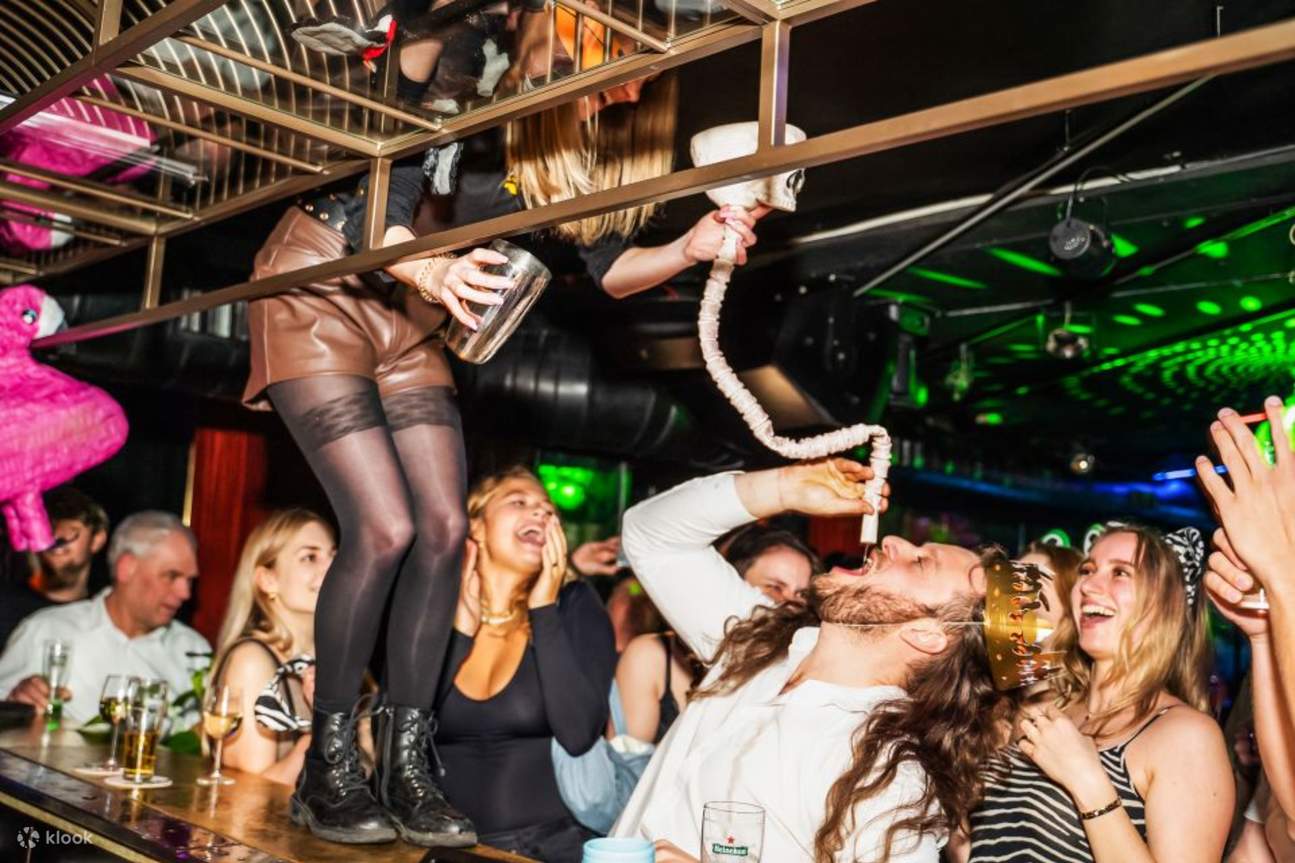 เต้นให้สุดเหวี่ยงไปจนถึงเช้าตรู่ ท่ามกลางจังหวะดนตรีสุดเร้าใจและบรรยากาศที่มีชีวิตชีวา