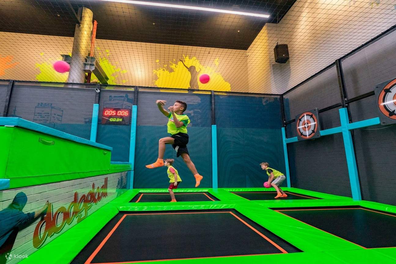 孩子們在蹦床上跳躍，做出各種特技