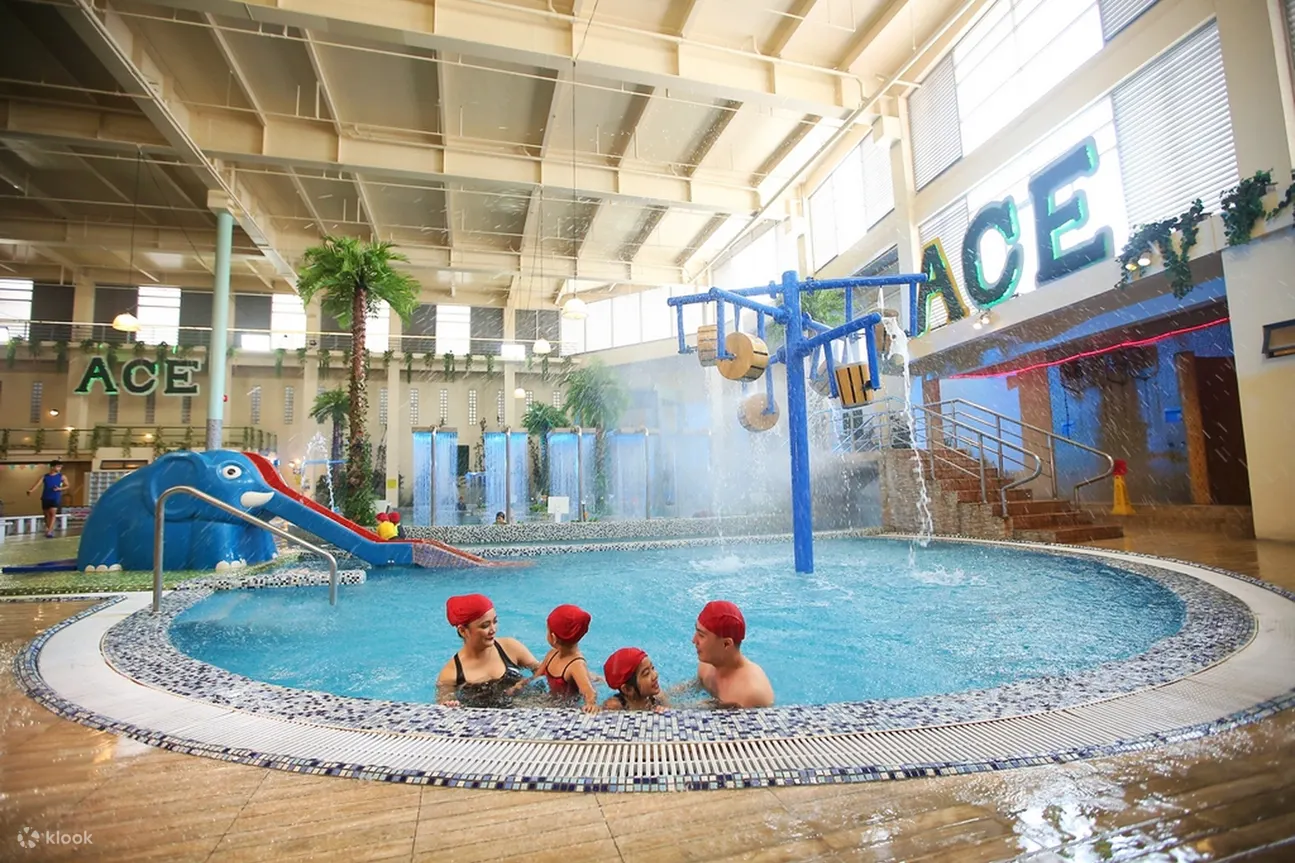 一家人在 Ace Water Spa 游泳