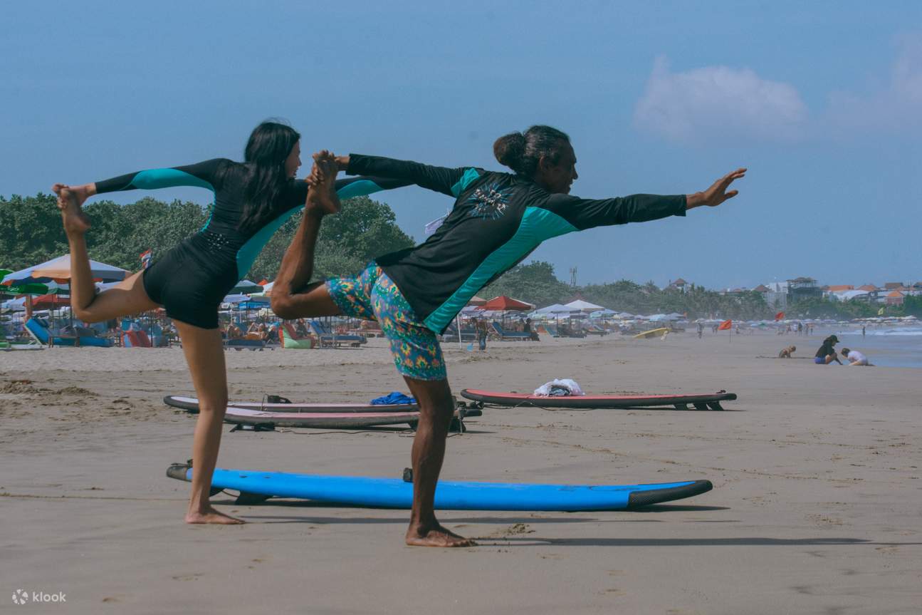 Lezione di surf a Seminyak Bali dalla Nuna Surfing School