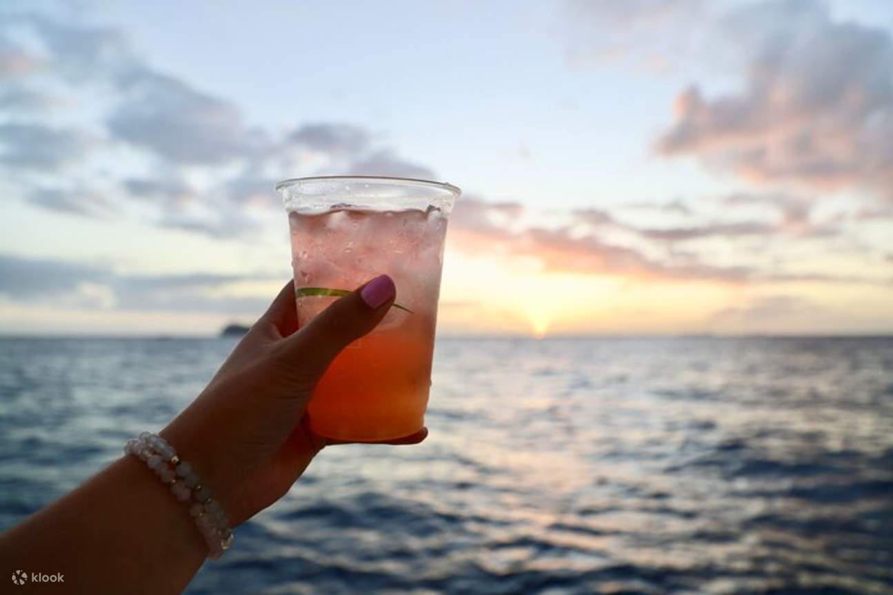 Bersulang untuk pemandangan laut, suasana pulau dan detik-detik indah yang dikongsi bersama di atas kapal