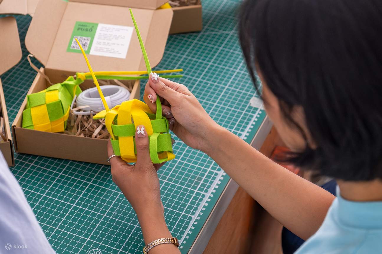 Femme tissant un puso avec son kit d'atelier ouvert sur la table