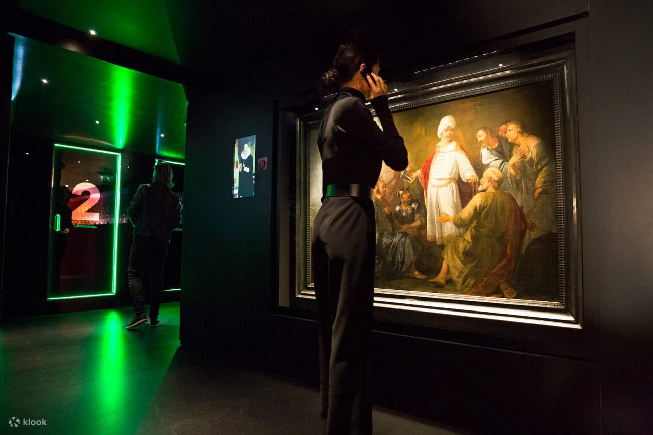 Женщина рассматривает картину в Доме Bols Amsterdam