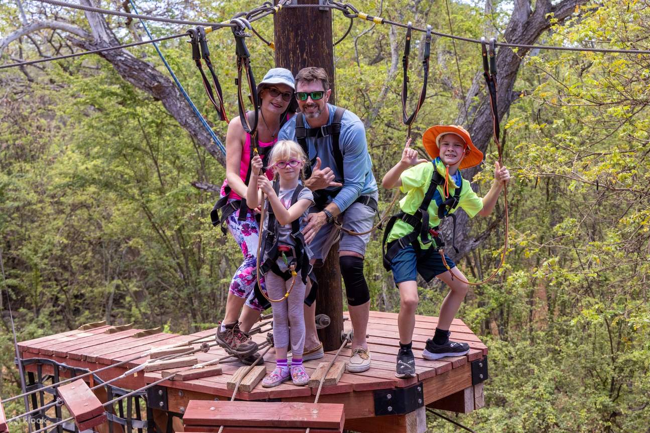 keluarga bersenang-senang di jalur zipline