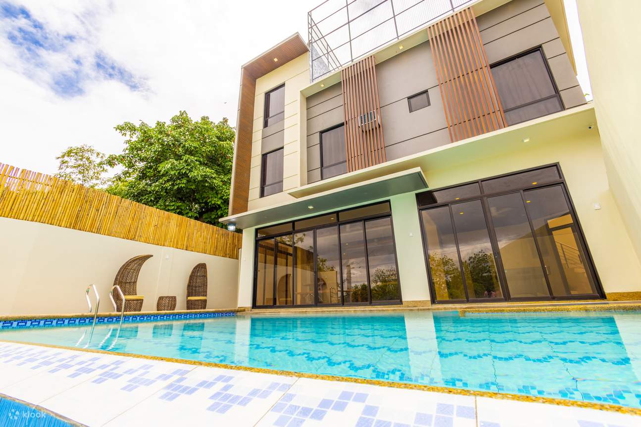 여름 더위를 식히기에 완벽한 수영장이 내려다보이는 숙소