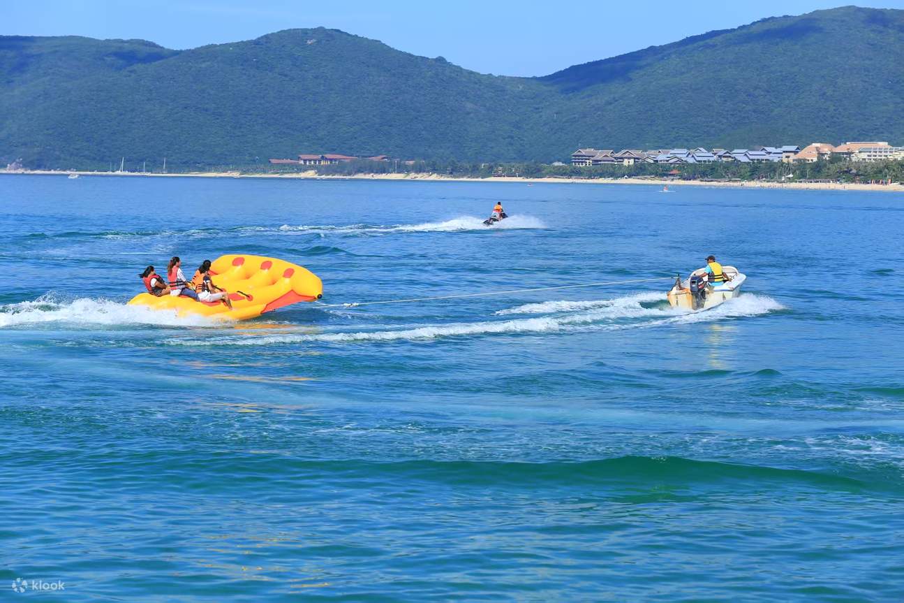 다이나믹 플라잉 피쉬: 마음껏 자유를 만끽하세요. 모터보트가 끄는 팽창식 래프트를 타고 최대 6명까지 동시에 즐길 수 있습니다. 속도를 내어 해수면 위로 날아오르거나 공중에서 회전하며 마음의 자유와 해상 드리프트의 스릴을 느껴보세요!