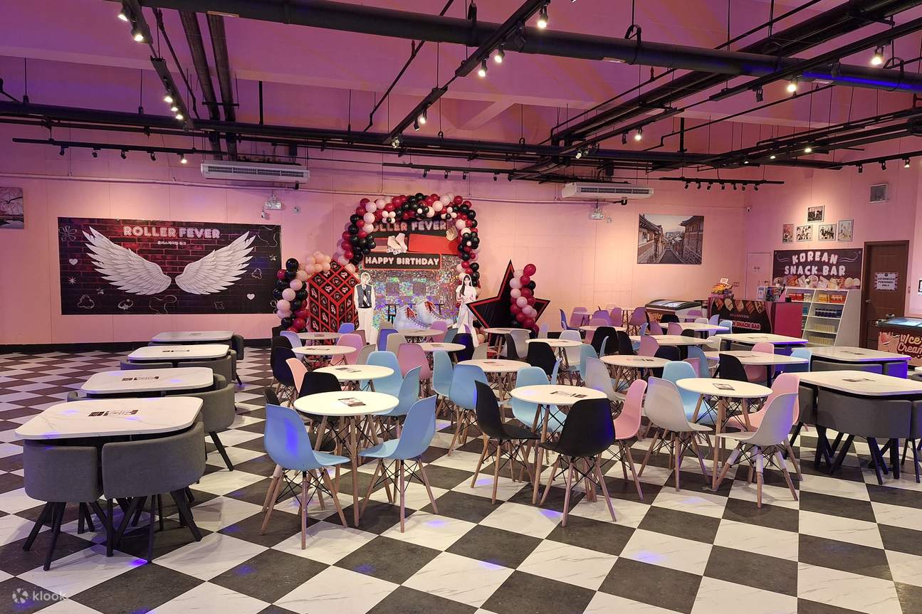 ローラーフィーバー アヤラモールズ マニラ (Roller Fever Ayala Malls Manila) の機能とスナックエリアには、椅子とテーブルが広く配置されています。