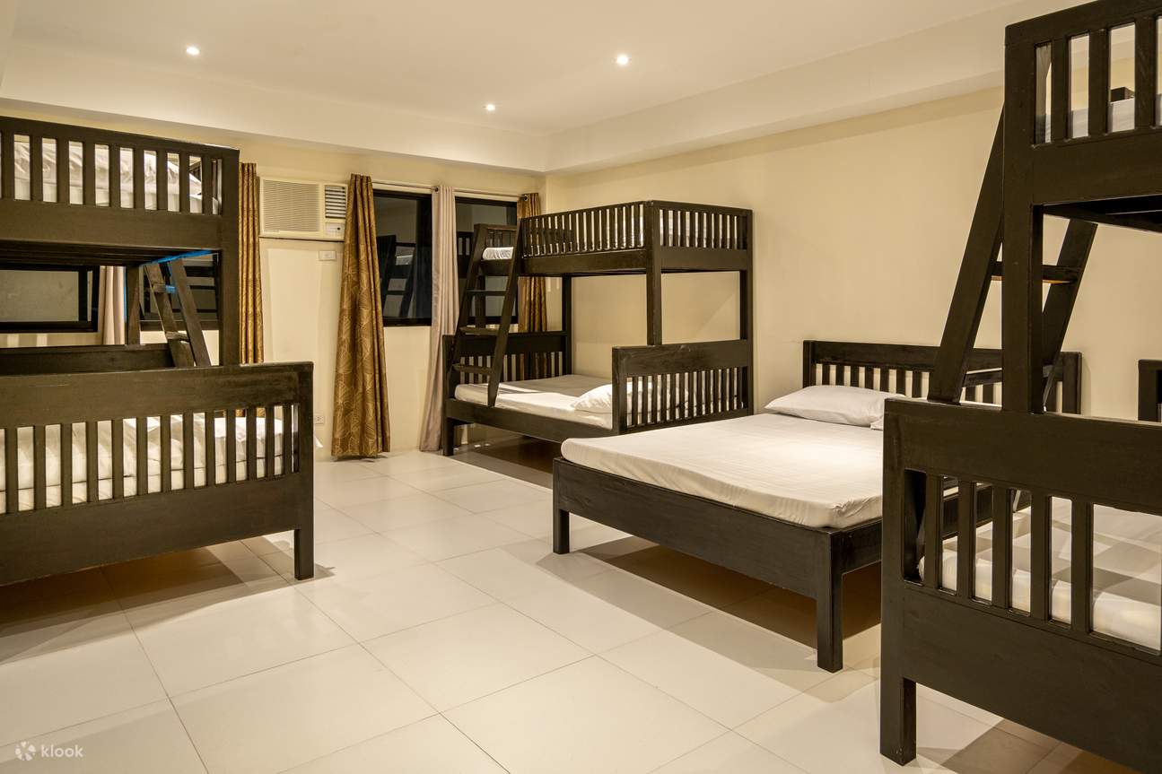 Kamar tidur dengan tempat tidur dan beberapa tempat tidur susun