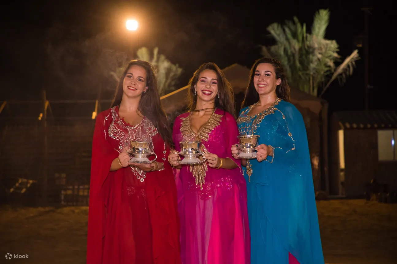 một nhóm phụ nữ trong bộ abaya đầy màu sắc
