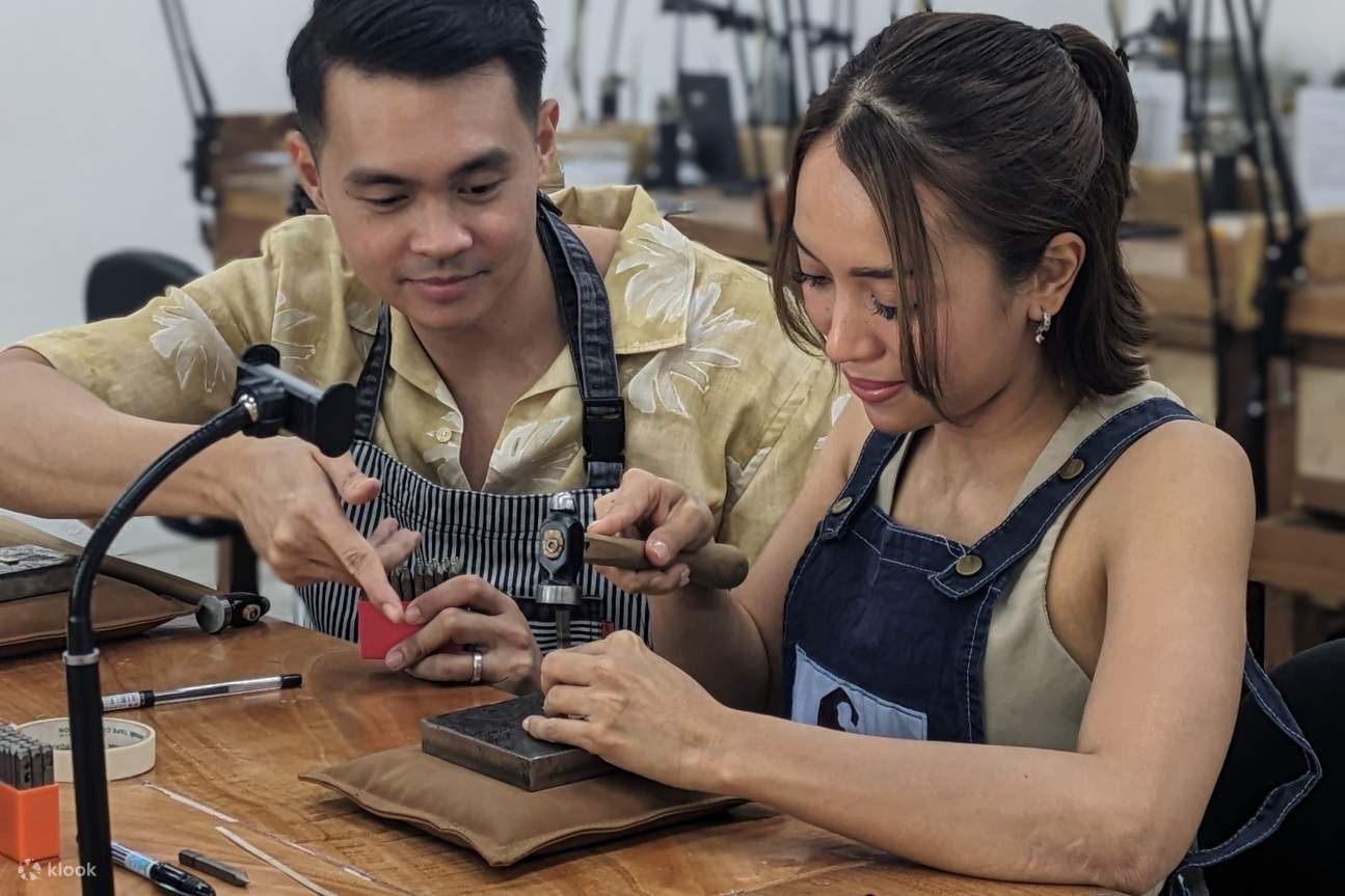 Pasangan membuat cincin bersama