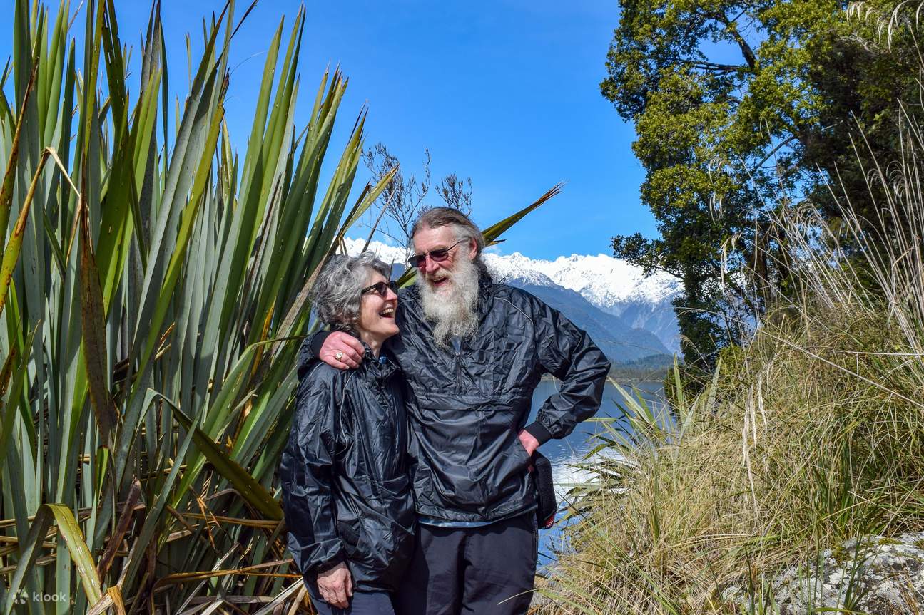Tur jalan kaki di Lake Mapourika