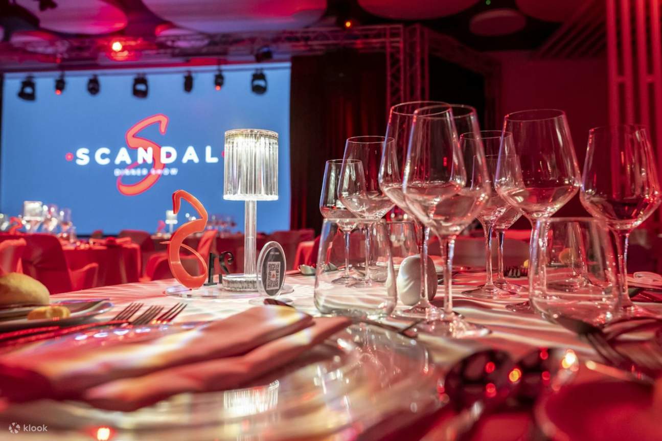 ดื่มด่ำไปกับโลกแห่งการแสดงที่น่าตื่นตาตื่นใจและอาหารเลิศรสที่ Scandal Dinner Show