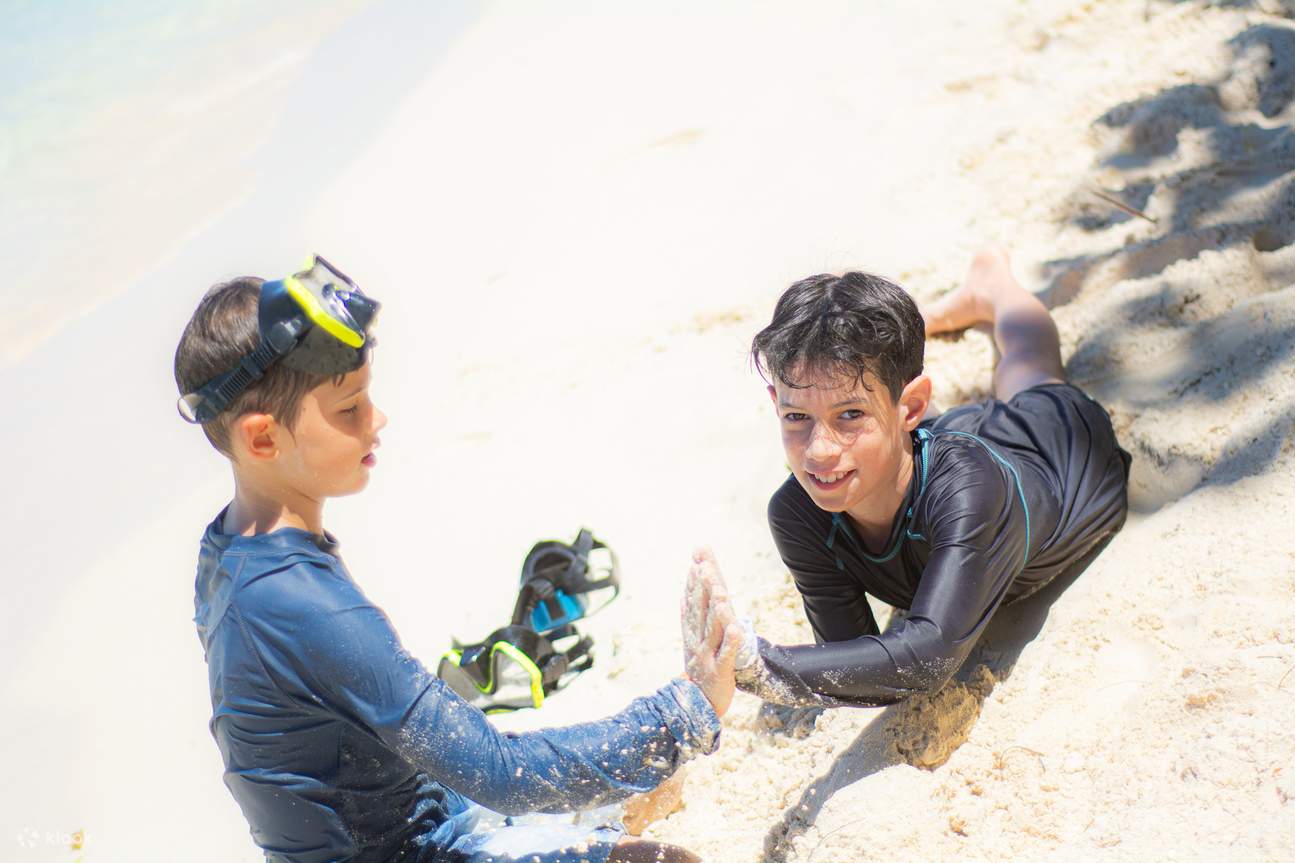 Berehat dan bermain sambil ibu bapa berehat