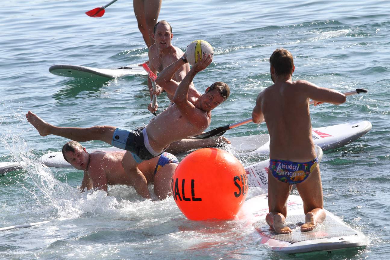 Berdiri lelaki menaiki dayung