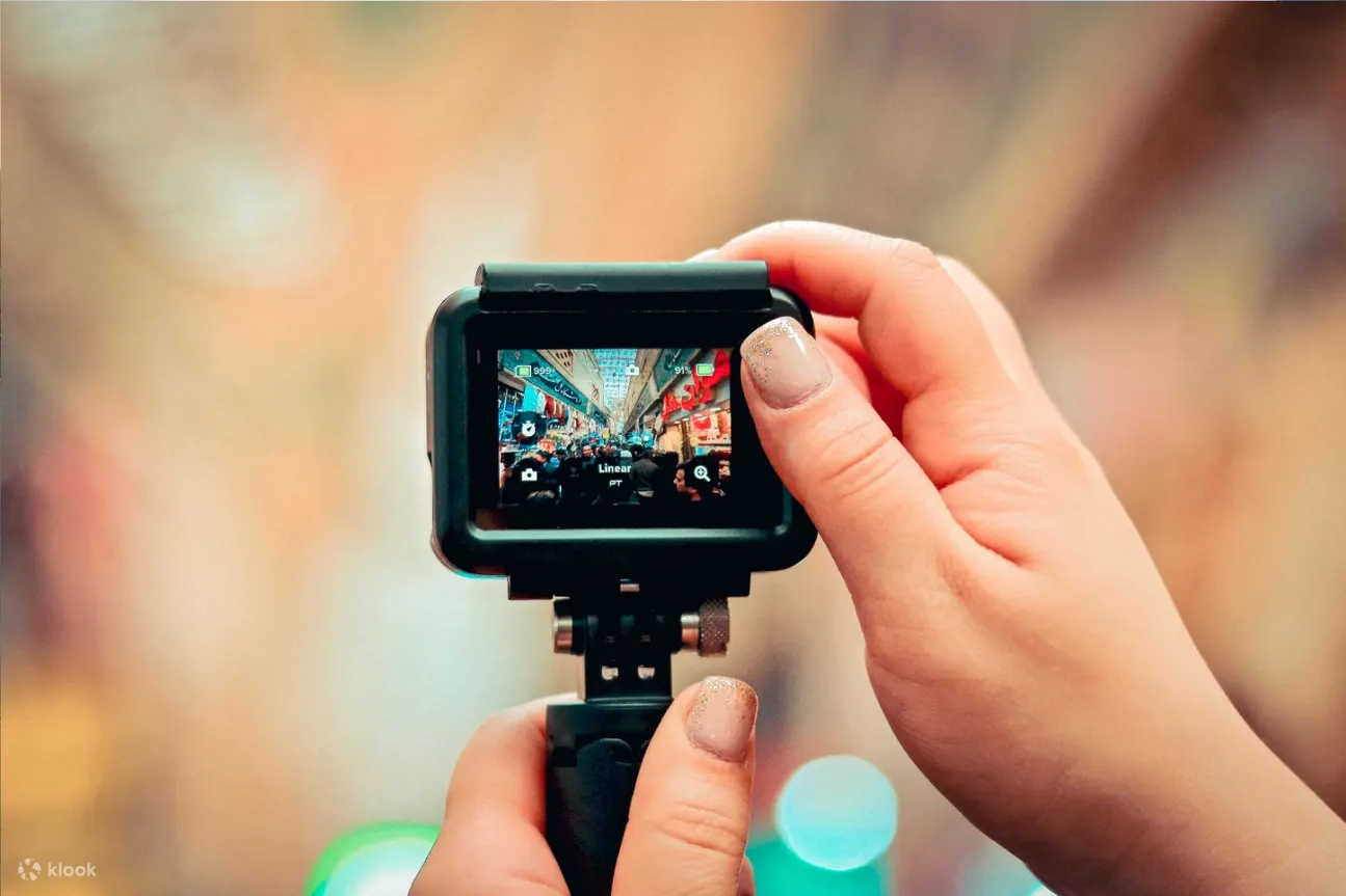 拿着 go pro 的女人