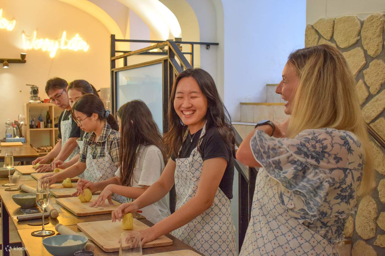 ร่วมทำอาหาร หัวเราะ และรับประทานอาหารกับเพื่อนนักเดินทางใจกลาง โรม