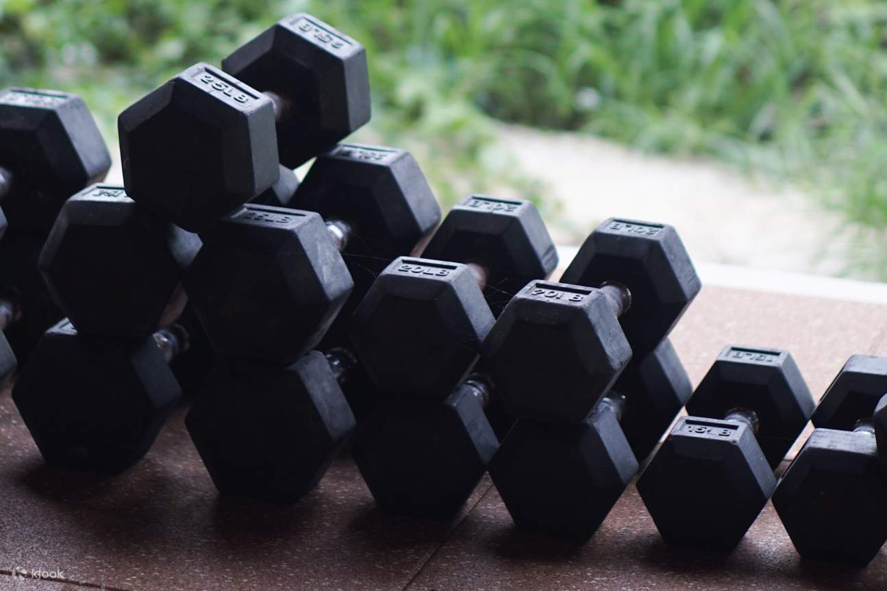 積み重ねられた複数のダンベル