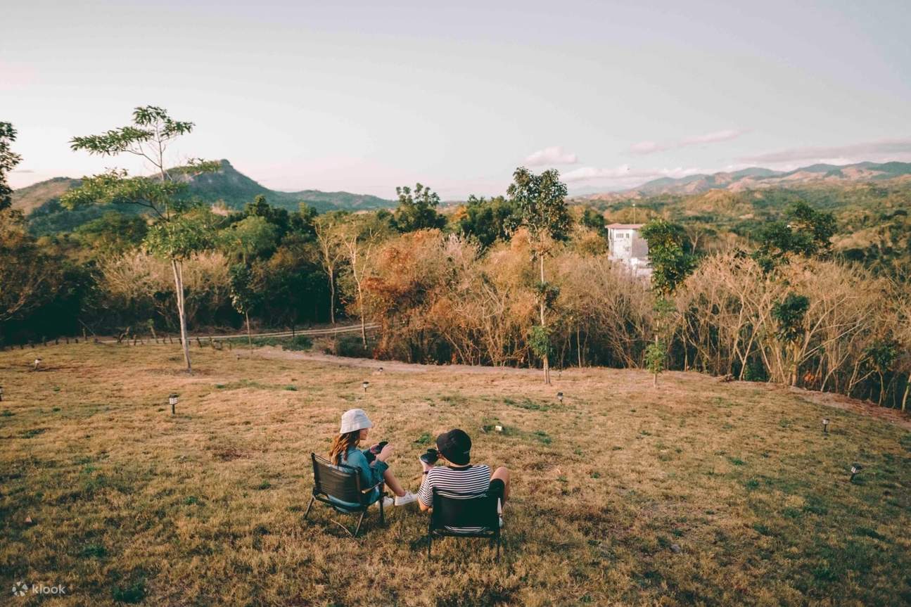 一對夫婦正在欣賞山景
