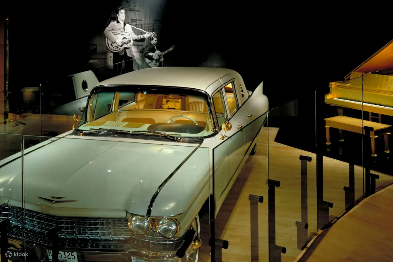 惊叹于 Elvis Presley 标志性的 1960 年凯迪拉克和展出的其他传奇文物
