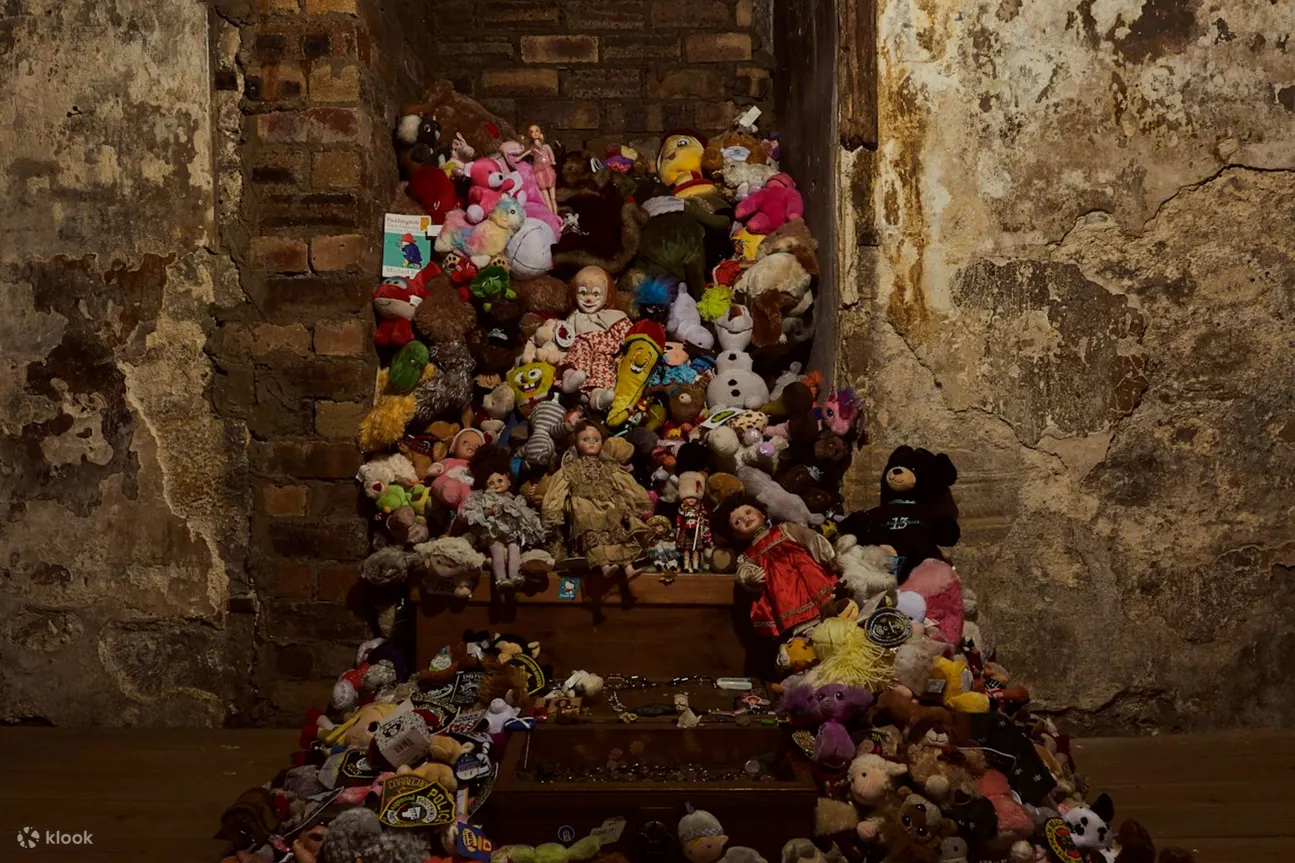 在您的旅程中，了解安妮娃娃 (Annie Doll)，她是历史悠久的爱丁堡 (Edinburgh) 的著名居民之一