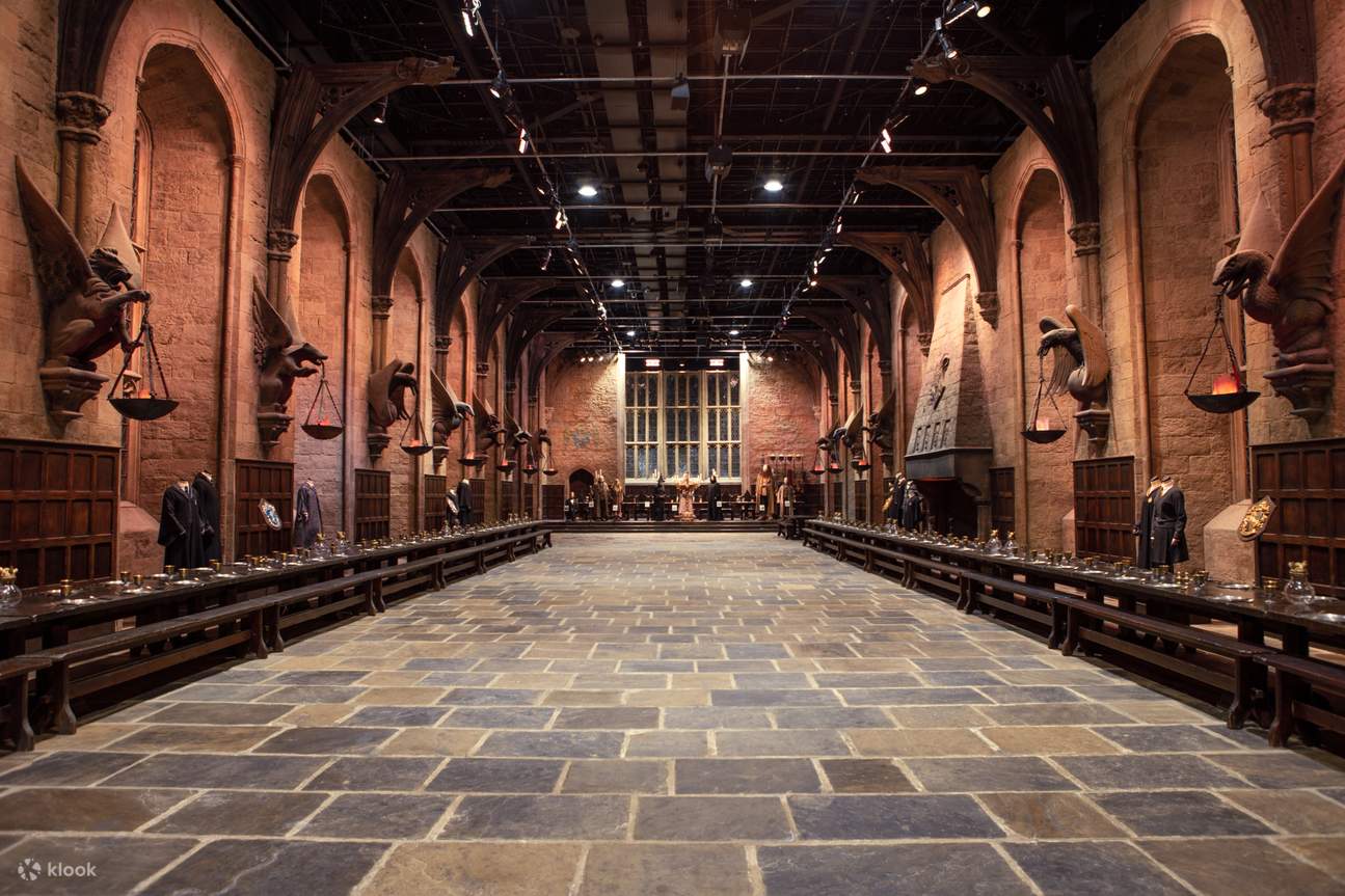 Entra en el Gran Comedor y camina por el suelo de piedra original de las películas de Harry Potter