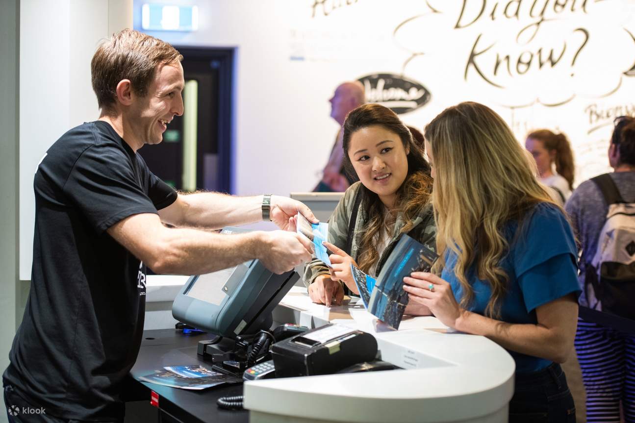 La Sky Tower d'Auckland au crépuscule