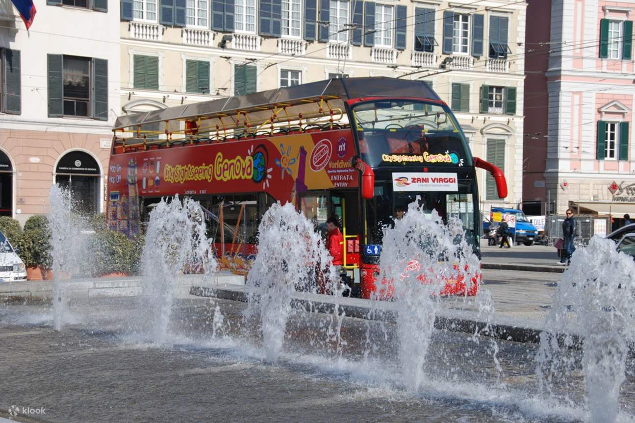Sea testigo de las impresionantes vistas desde la parte superior al aire libre del autobús, que ofrece vistas incomparables de la belleza de Génova.