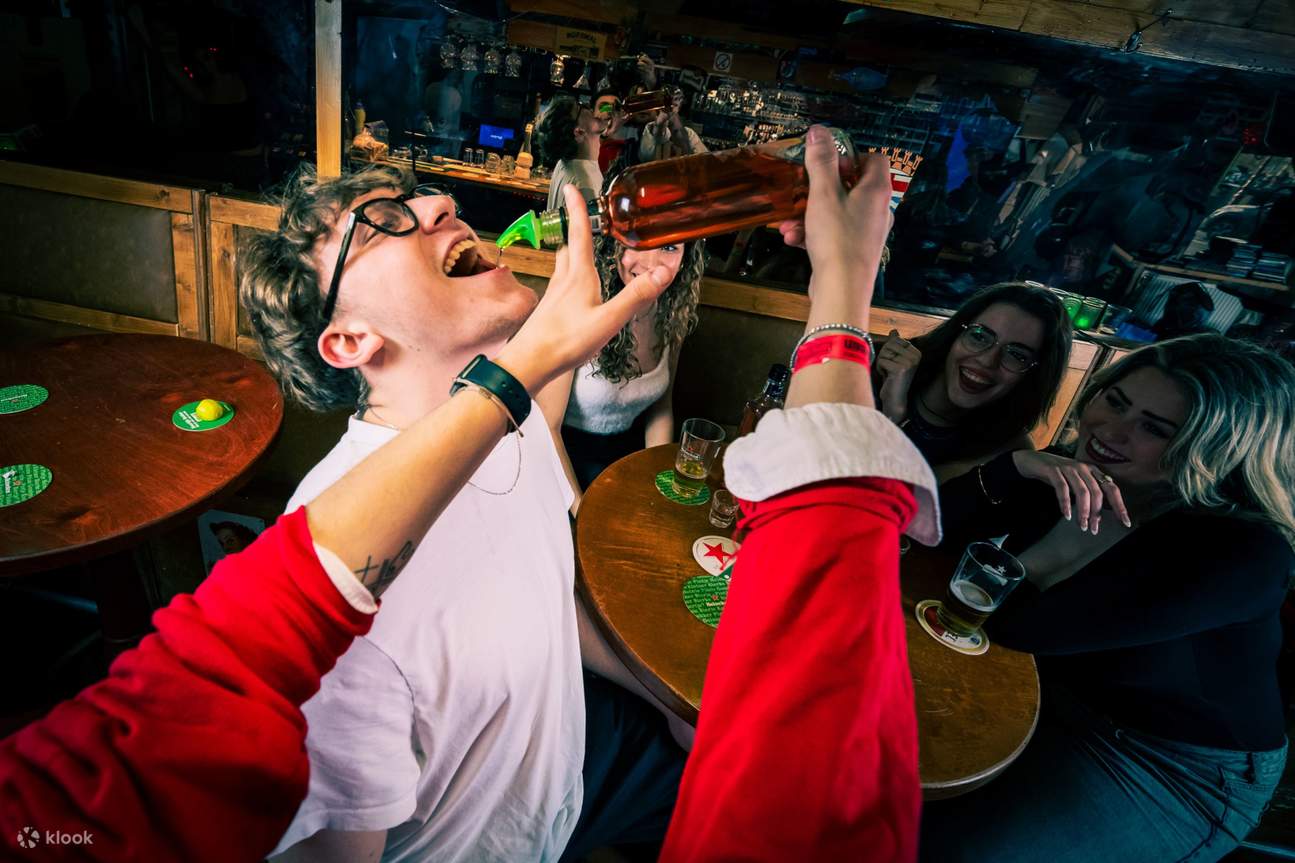 Abadikan momen-momen yang tidak dapat dilupakan bersama rakan-rakan baharu di kawasan pusat bandar Amsterdam yang bertenaga