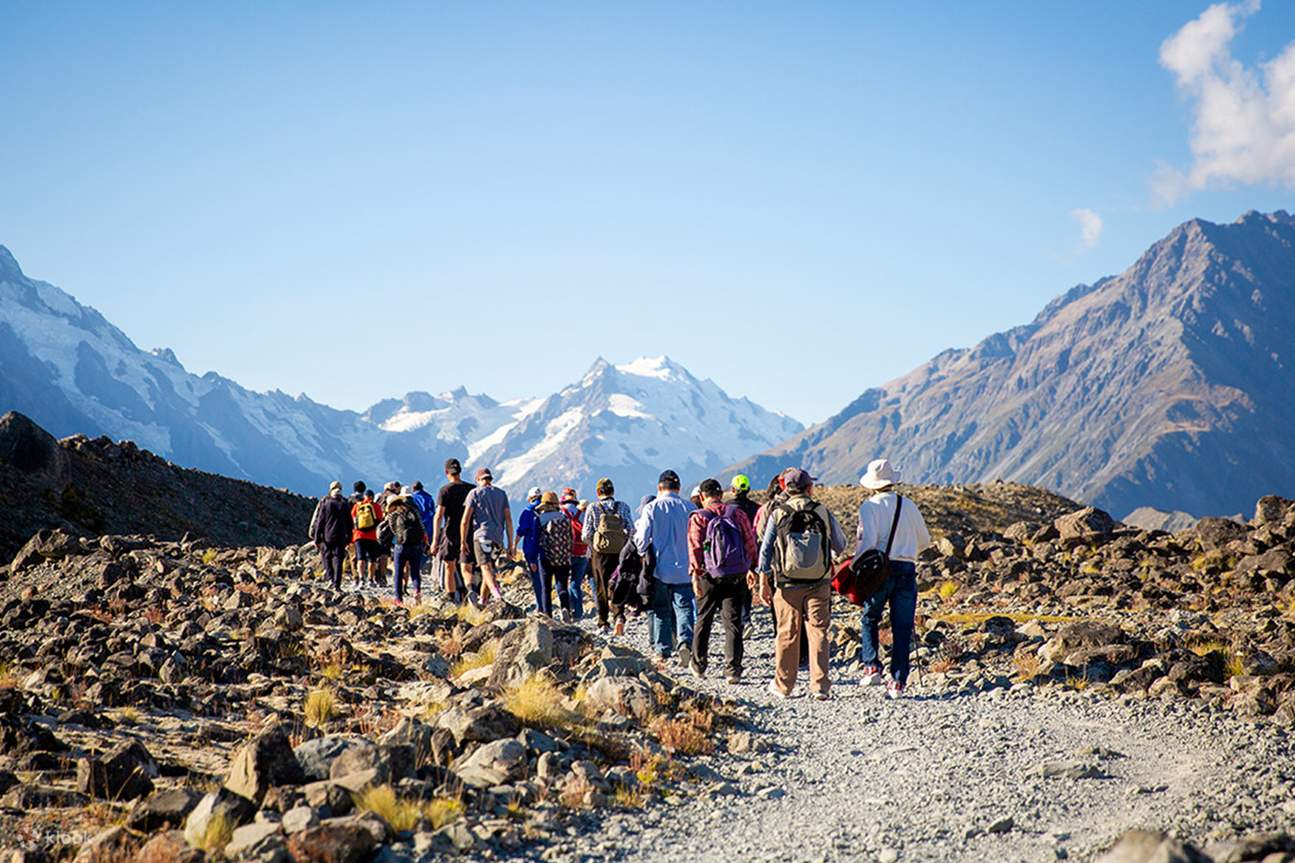 mọi người đang đi bộ