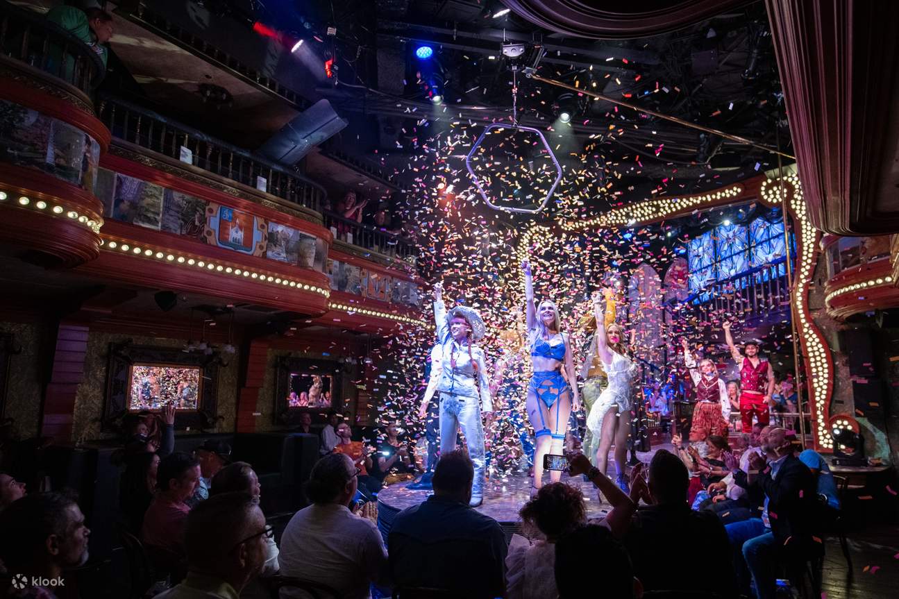 体验令人惊叹的表演，欣赏才华横溢的原子沙龙秀表演者吸引观众的注意