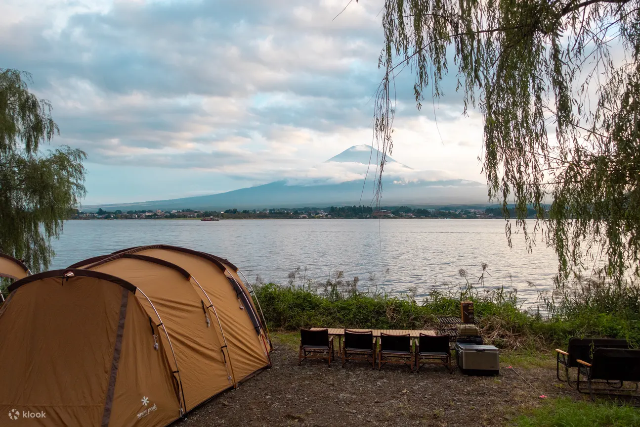 在湖边欣赏富士山景色
