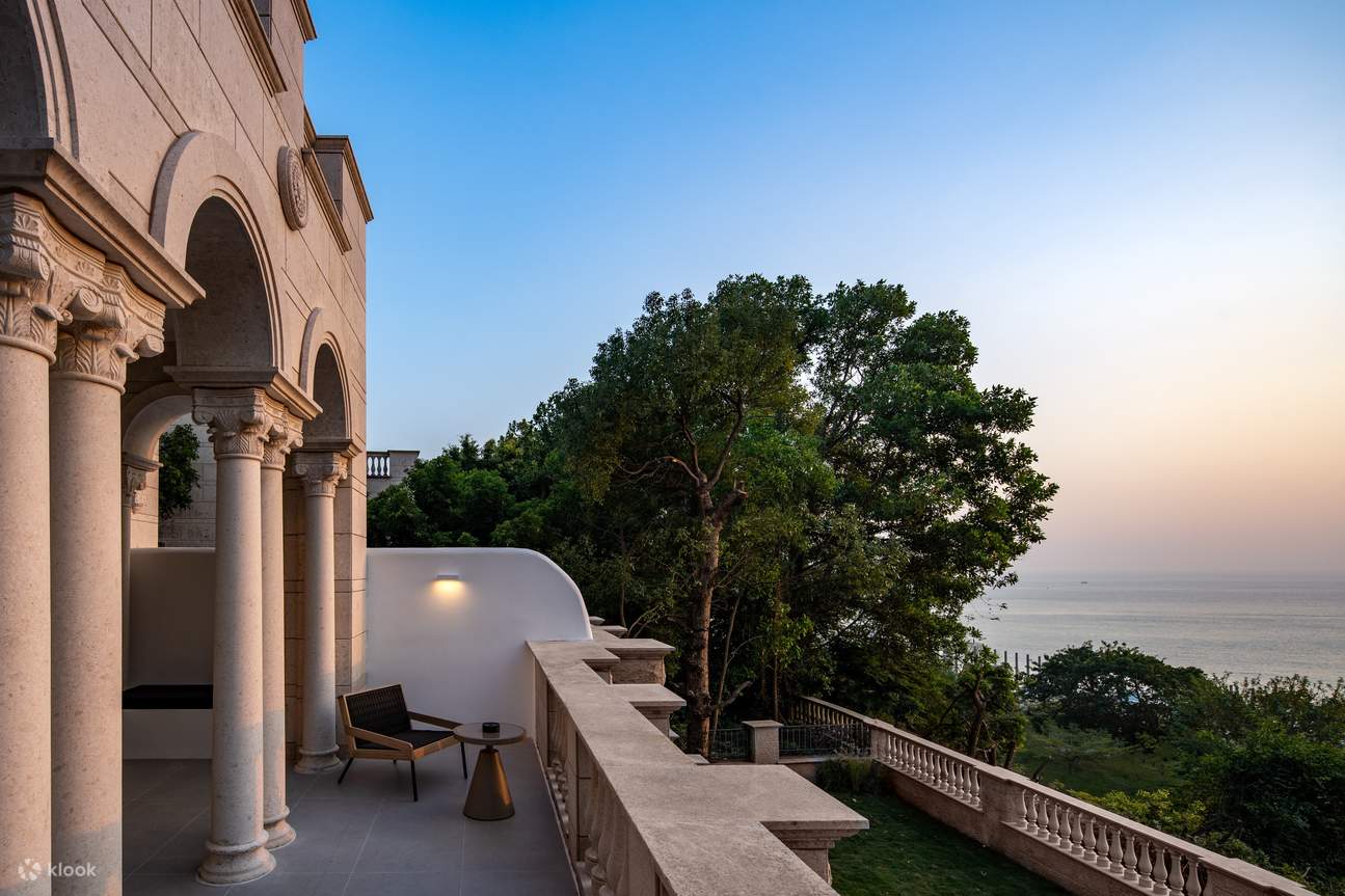 Phòng giường đôi có hồ bơi trong hang Mạnh Lai