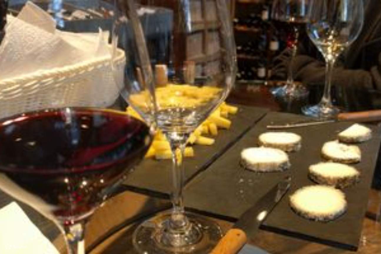 美酒、芝士，再加上三五好友相伴——這就是巴黎->巴黎夜晚的完美配方