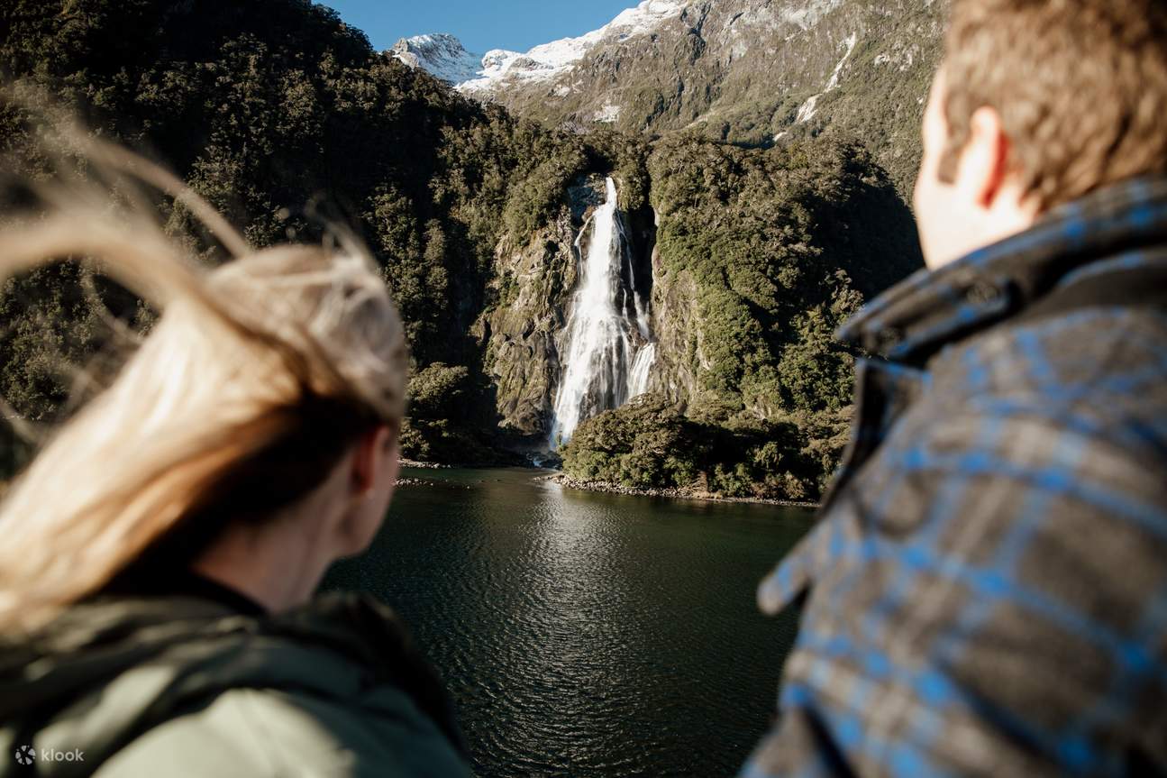 Couple admirant une cascade à Milford Sound