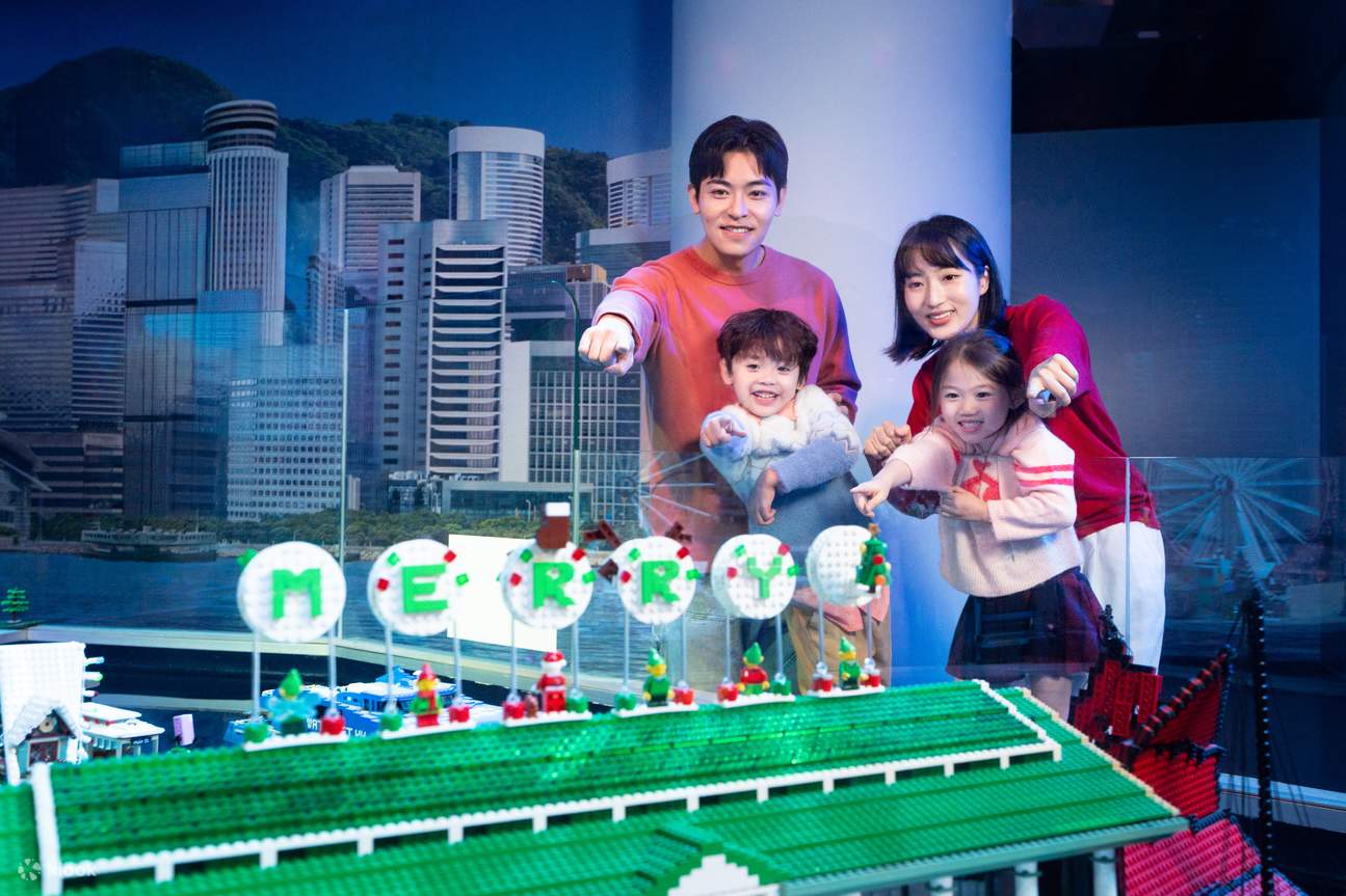 Мероприятие: Поиск рождественских чулок в MINILAND® 

По легенде, рождественские подарки спрятаны внутри чулок! Начните свой праздничный квест с поиска трех чулок, построенных из LEGO®, разбросанных по всему MINILAND®.