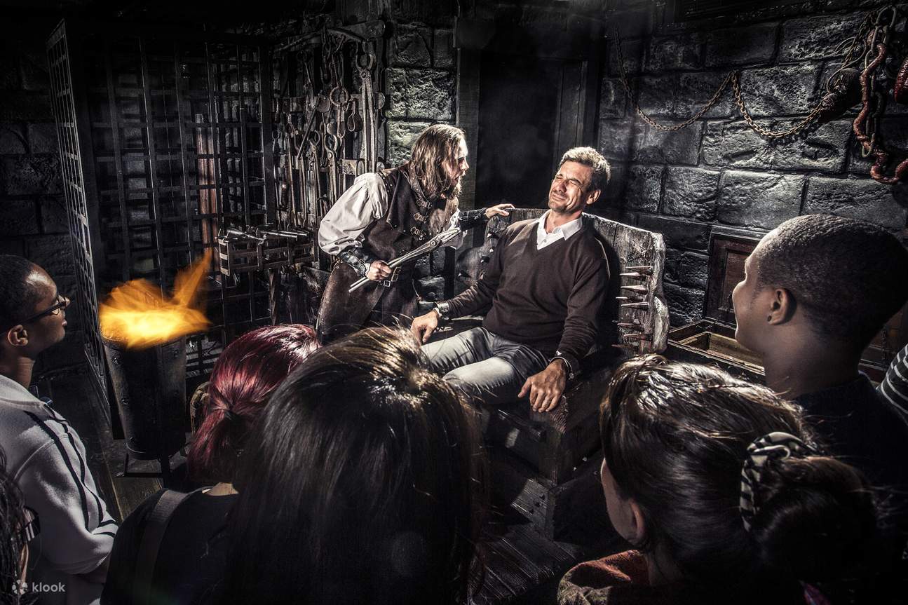 「The London Dungeon/ロンドン・ダンジョンのガイドブック2冊」 The London Dungeon/ロンドン・ダンジョンのガイドブック2冊」