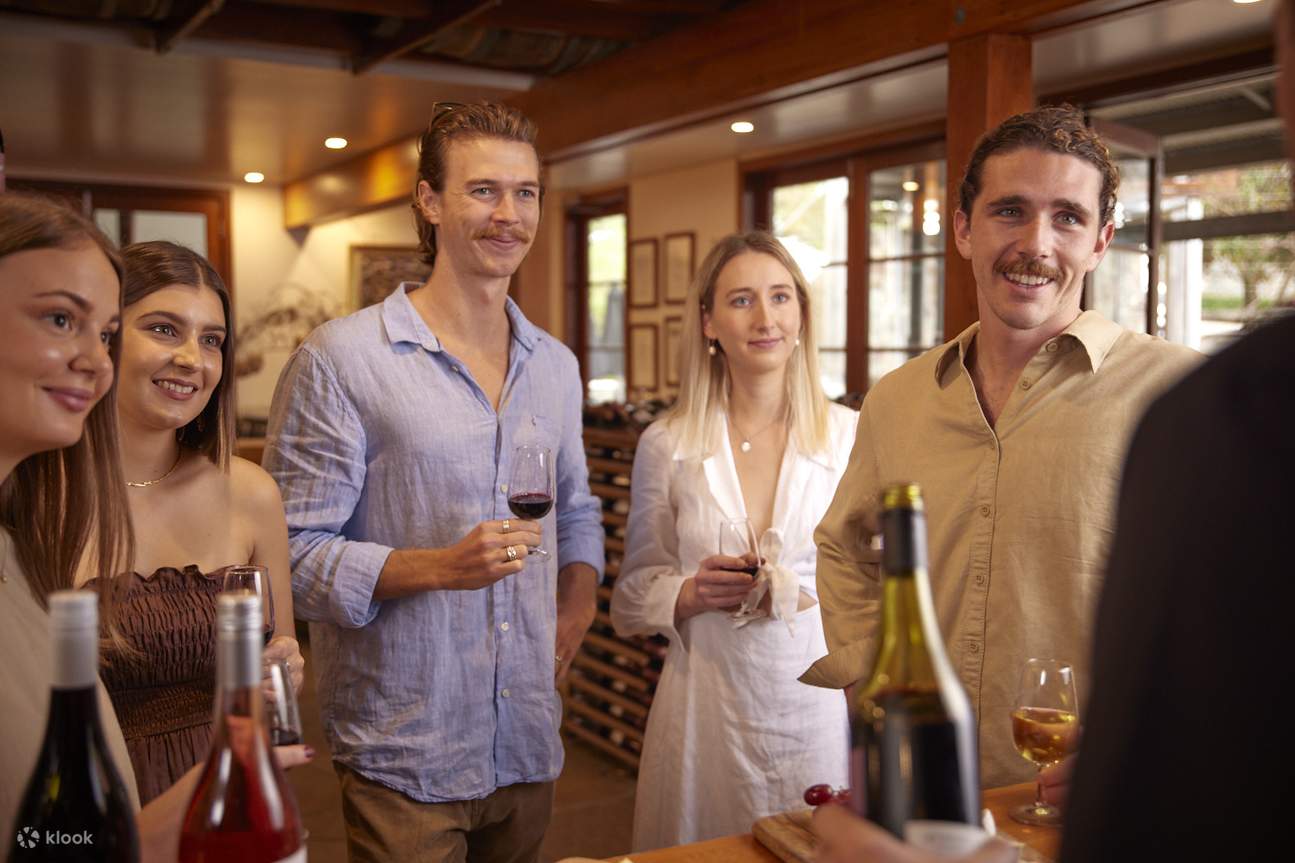 음료를 즐기는 사람들