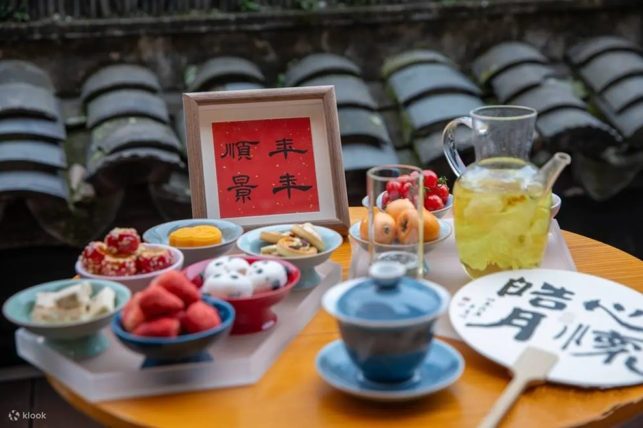 新中式茶饮在上海豫园这个充满韵味的地方出现，真可谓是锦上添花。从精心挑选的茶叶，到独具创意的茶饮搭配，再到古雅精致的茶具呈现，无一不让人感受到那份对茶文化的尊重与传承，同时又展现出了与时俱进的时尚感
